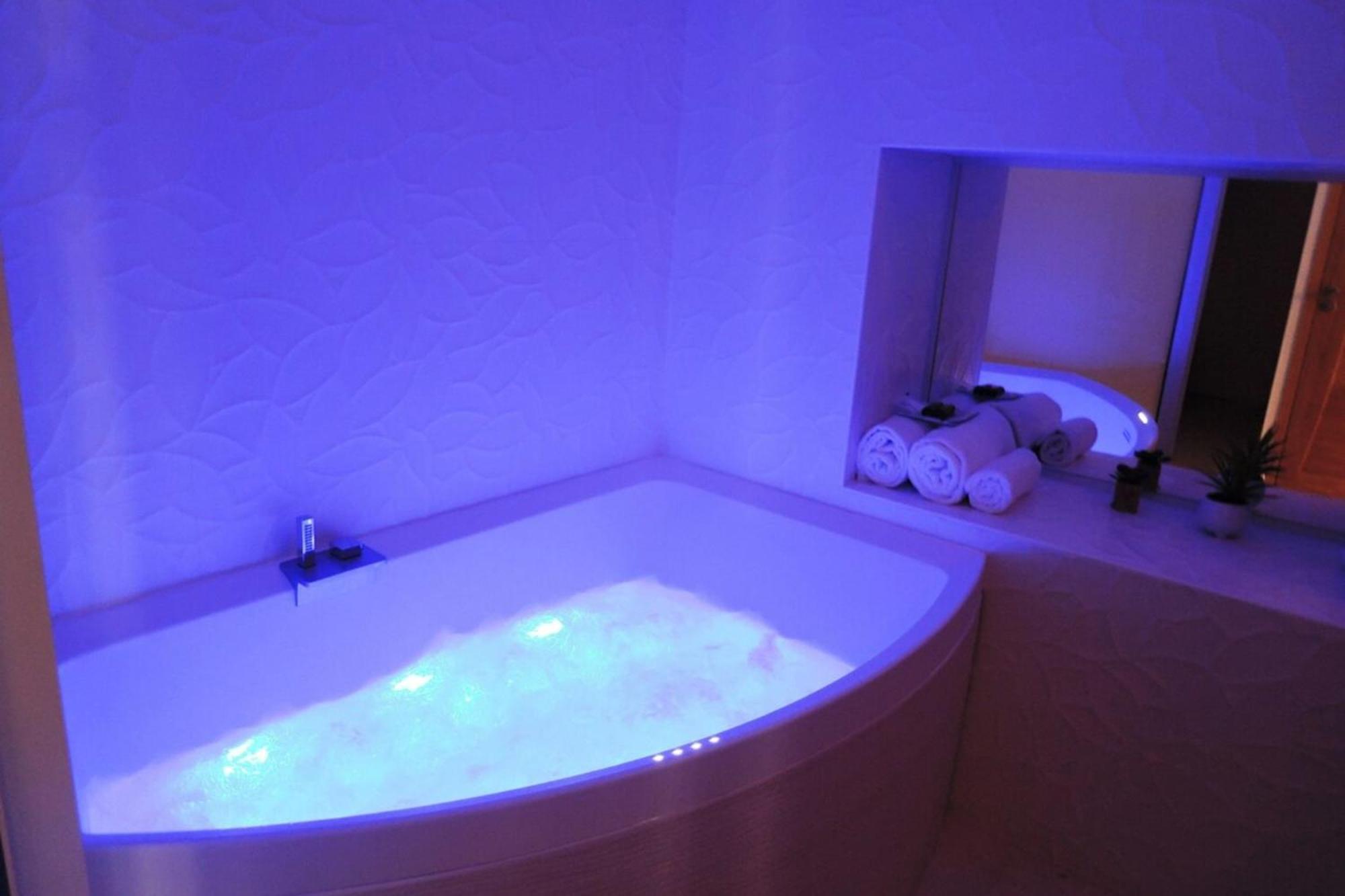 L'Eau Vive - sauna et jacuzzi en centre piéton Annecy Esterno foto