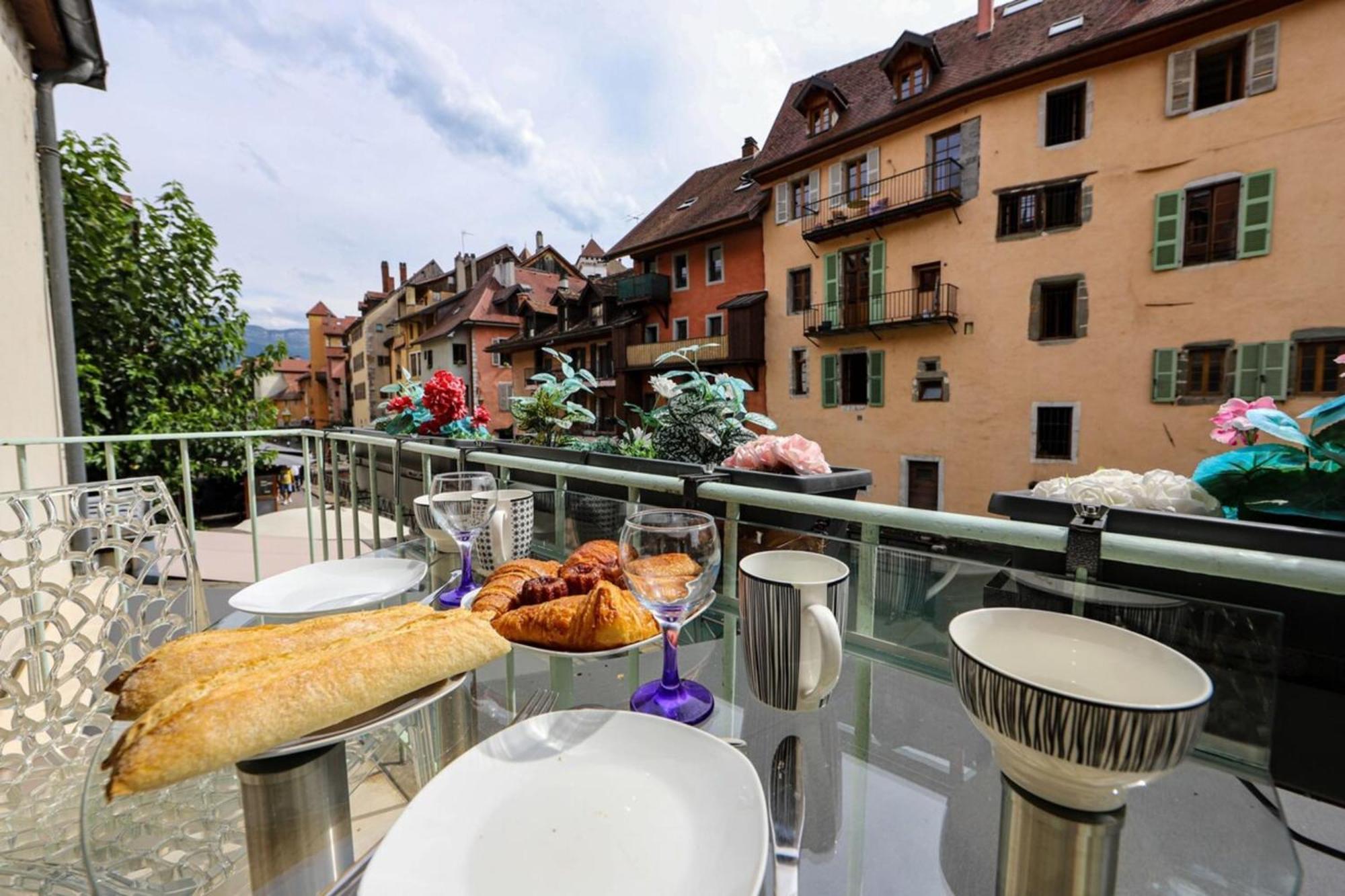 L'Eau Vive - sauna et jacuzzi en centre piéton Annecy Esterno foto
