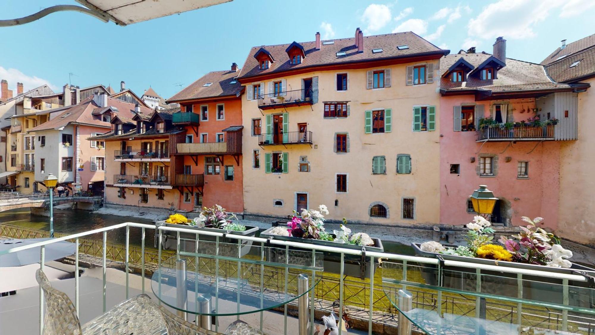 L'Eau Vive - sauna et jacuzzi en centre piéton Annecy Esterno foto
